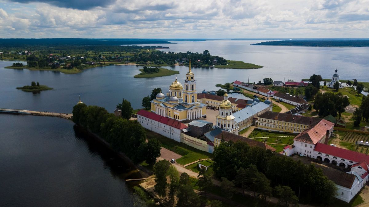 Озеро Селигер вошло в пятерку самых красивых мест для летнего отдыха с детьми в России