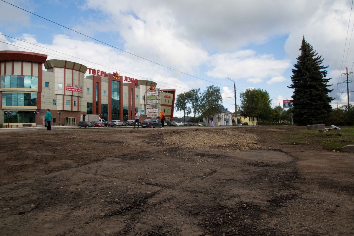 В Твери начали приводить в порядок автобусную остановку у кольца в Южном